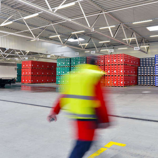 große Lagerhalle, Versandabteilung ausgestattet mit dem Lichtbandsystem DIAMANT FIT